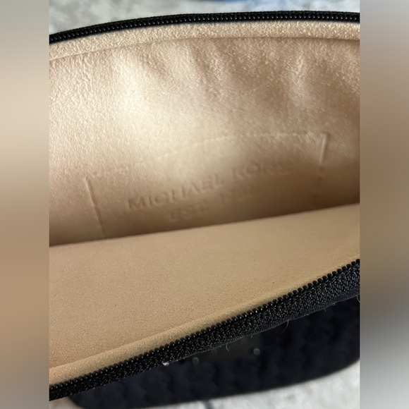 Michael Kors iPad case. - Picture 5 of 7